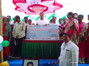 మహిళా సంఘాలకు సున్నా వడ్డీ చెక్కుల పంపిణీ