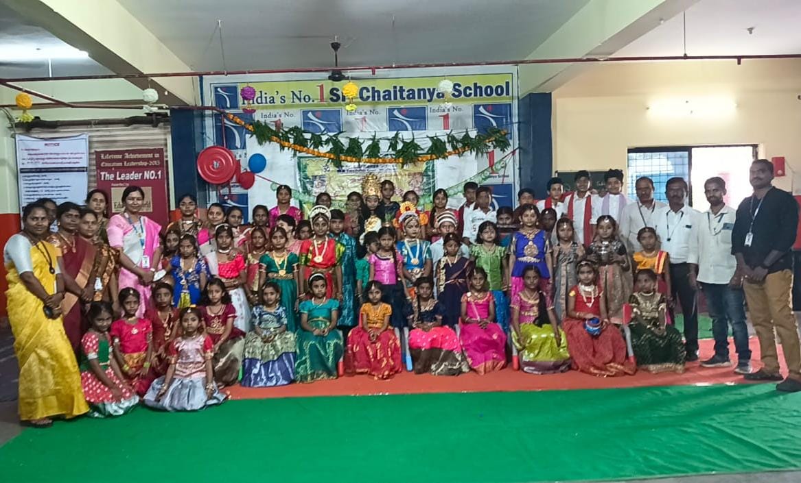 తెలుగుతల్లి వేషధారణలో విద్యార్థినులు