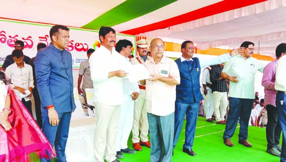  ఉత్తమ సేవలకు అవార్డులు