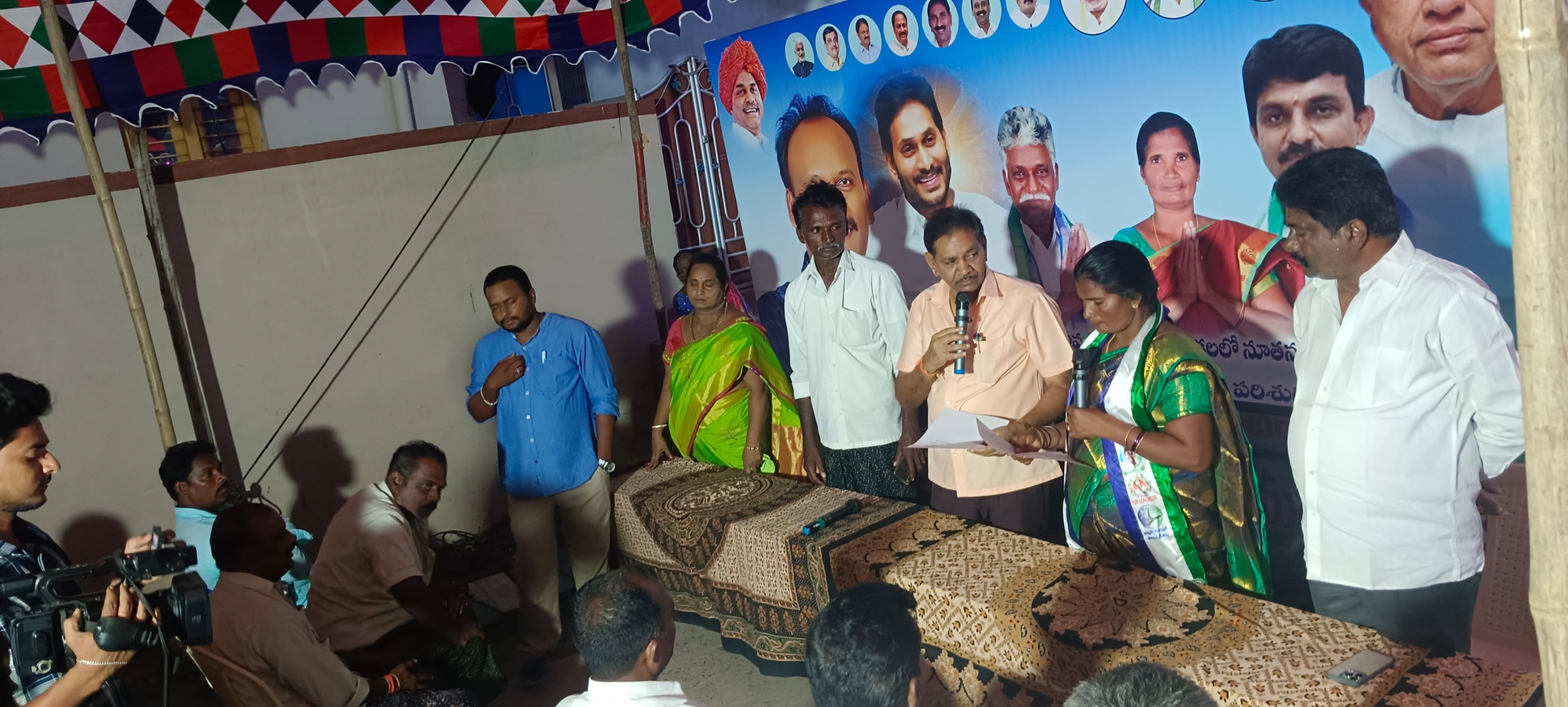 పావులూరు సర్పంచ్‌గా ప్రమాణం చేస్తున్న లుదియమ్మ