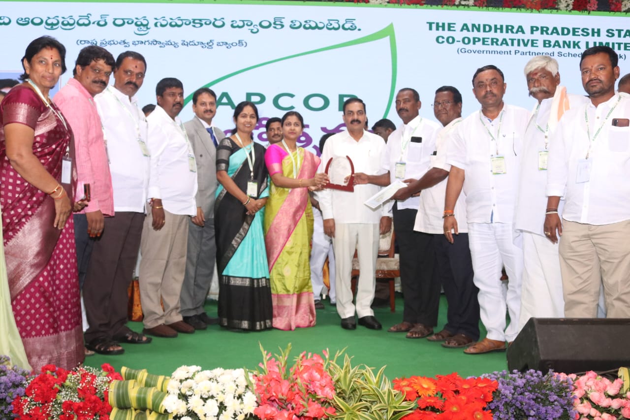 ఉత్తమ సహకార సంఘం అవార్డును అందుకుంటున్న భానుముక్కల సహకార సంఘం అధ్యక్షులు నీలి శ్రీనివాసులు, కార్యదర్శి మునాఫ్‌