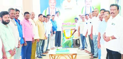 ఘనంగా మాజీ మంత్రి జక్కంపూడి జయంతి