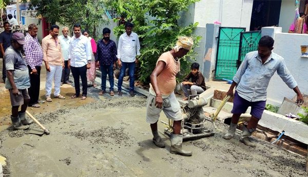 నగరంలో అభివృద్ధి పనులను వేగవంతంగా పూర్తి చేయండి : నగర మేయర్‌