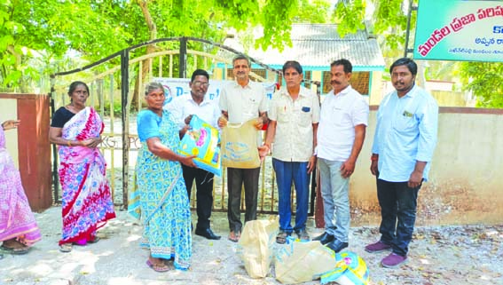 వరద బాధితులకు సహాయం