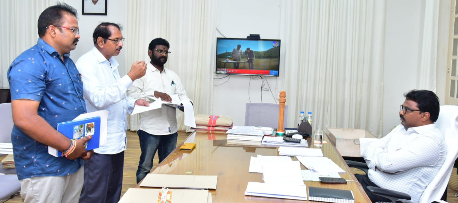 ప్రభుత్వ భూములు ఆక్రమించుకుంటే చర్యలు : కలెక్టర్‌