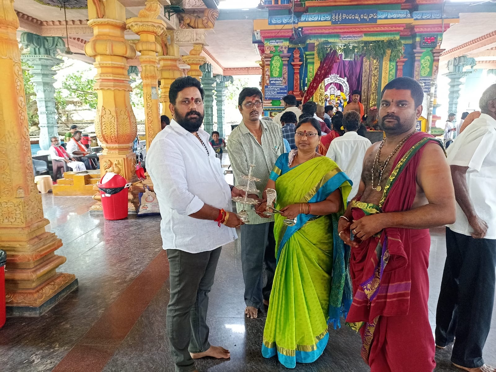 కొండాలమ్మకు వెండి తల హారతి బహూకరణ