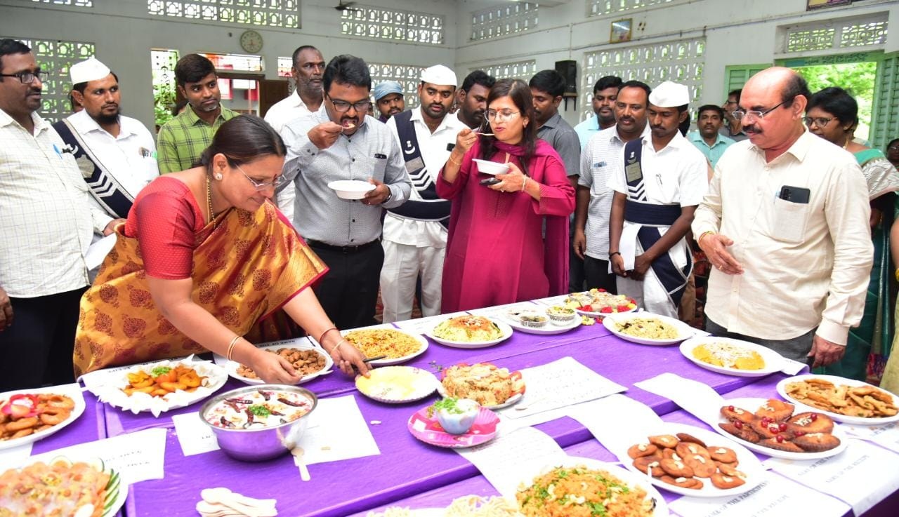 సమాజమార్పు మహిళలకే సాధ్యం : కలెక్టర్‌