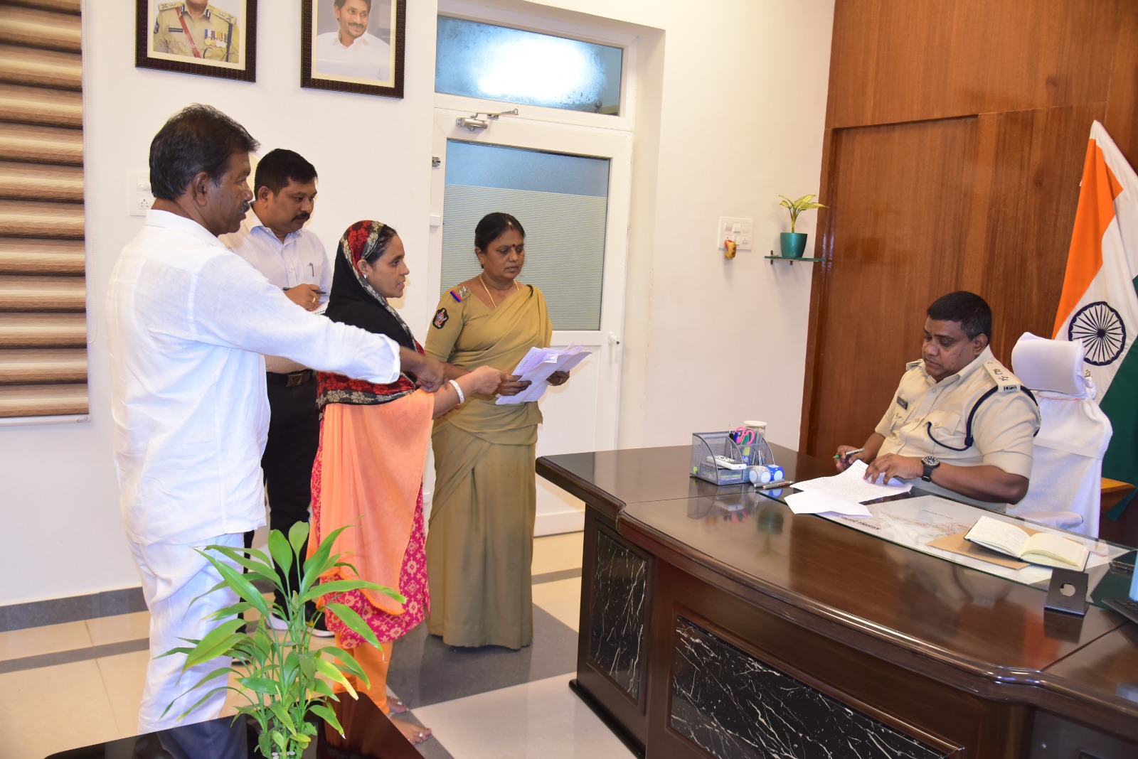 సమస్యలు తీర్చటం ప్రథమ కర్తవ్యం: ఎస్‌పి