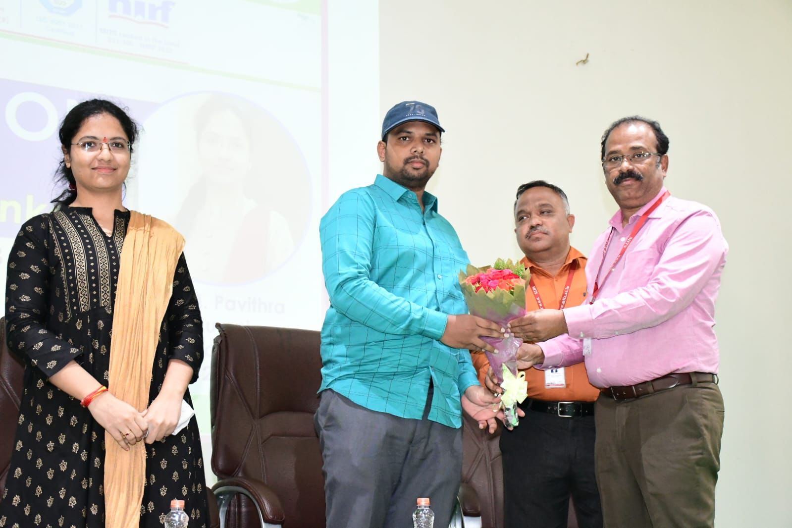 గ్రూప్స్‌లో ప్రతిభ చూపిన పూర్వ విద్యార్థులను సన్మానిస్తున్న ప్రిన్సిపల్‌