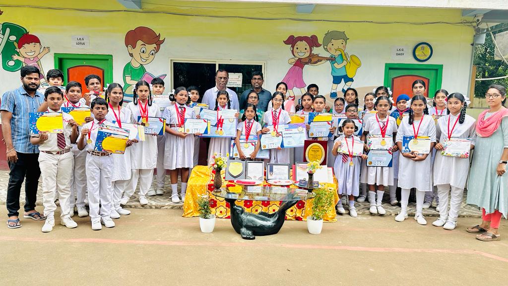 ప్రతిభకు గోల్డెన్‌, బెస్ట్‌ ప్రిన్సిపల్‌ అవార్డులు