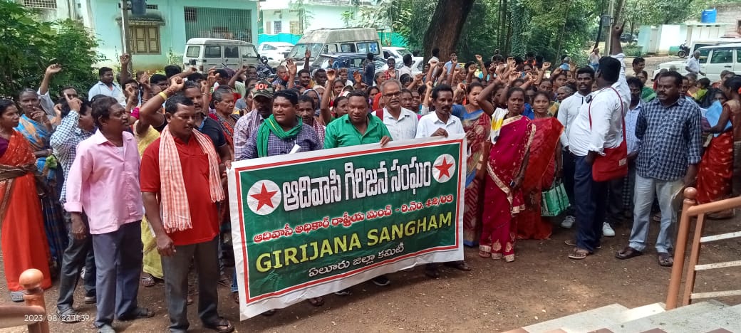 గిరిజనుల సాగుభూములకు పట్టాలివ్వాలి