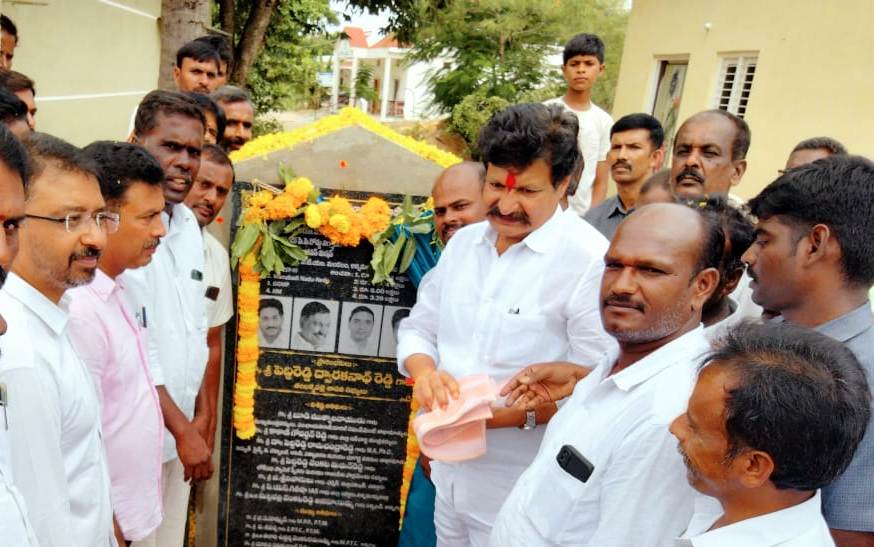 విగ్రహ ప్రతిష్టాపన కార్యక్రమంలో ఎమ్మెల్యే ద్వారకనాథ్‌రెడ్డి
