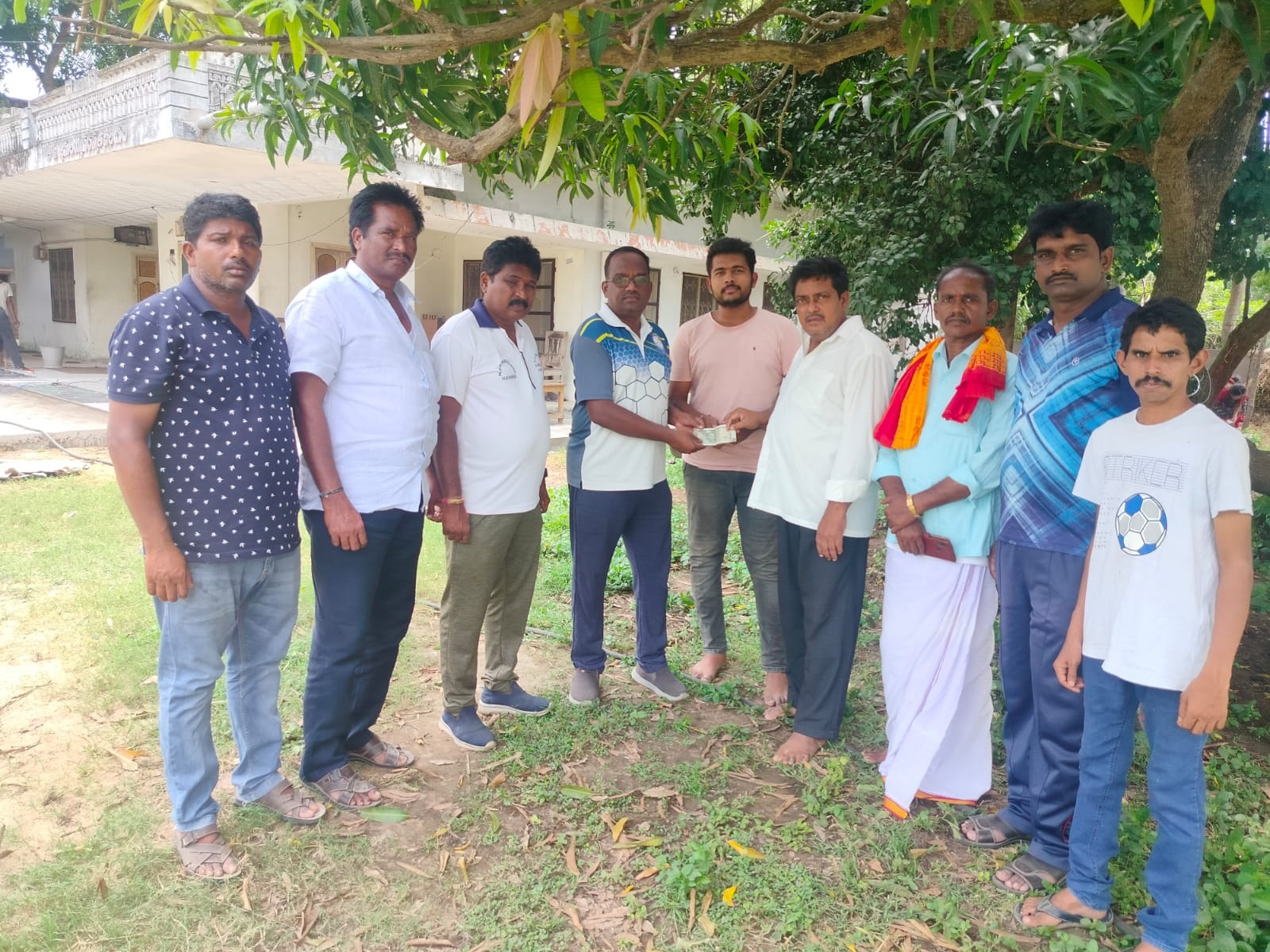 క్రీడా దినోత్సవ బహుమతులకు విరాళం