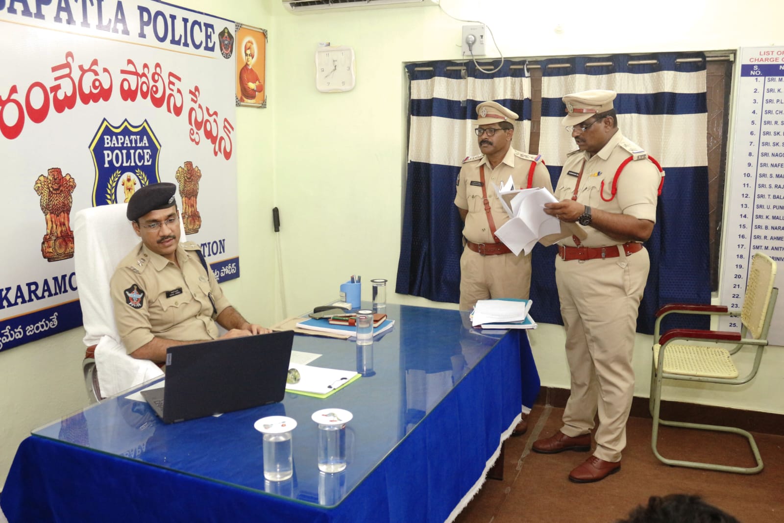 కారంచేడు పోలీస్ స్టేషన్లో రికార్డులు పరిశీలిస్తున్న బాపట్ల జిల్లా ఎస్పీ 