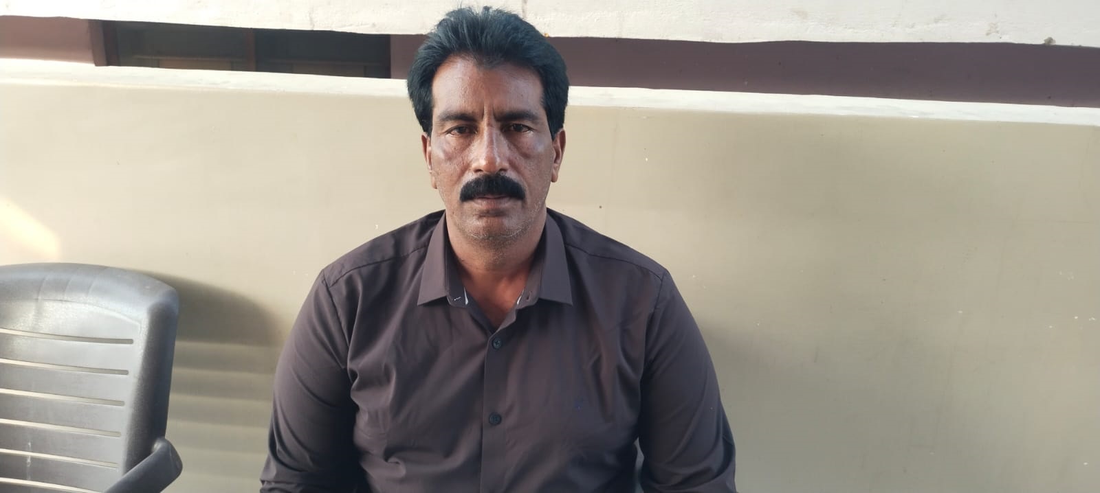 విలేకర్లతో మాట్లాడుతున్న చింతల శీనయ్య