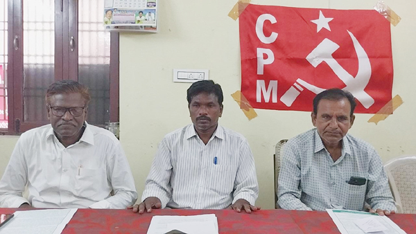 సమావేశంలో మాట్లాడుతున్న సిపిఎం కార్యదర్శి నలతోటి బాబురావు