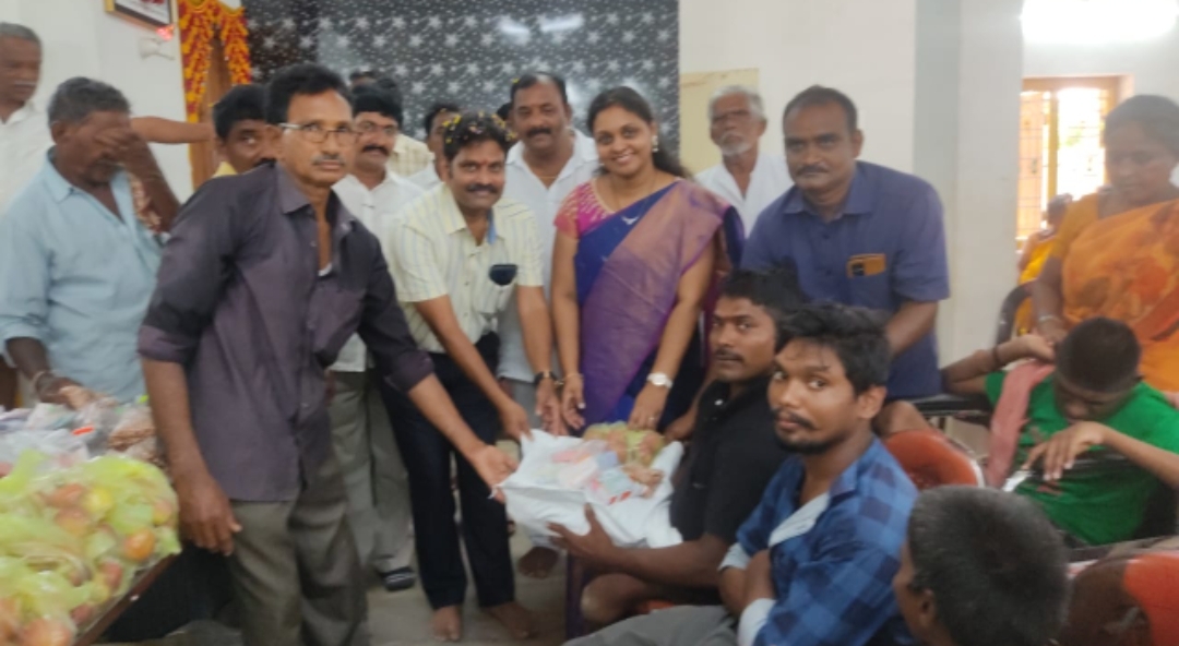 వికలాంగులకు నిత్యావసరాలు పంపిణీ