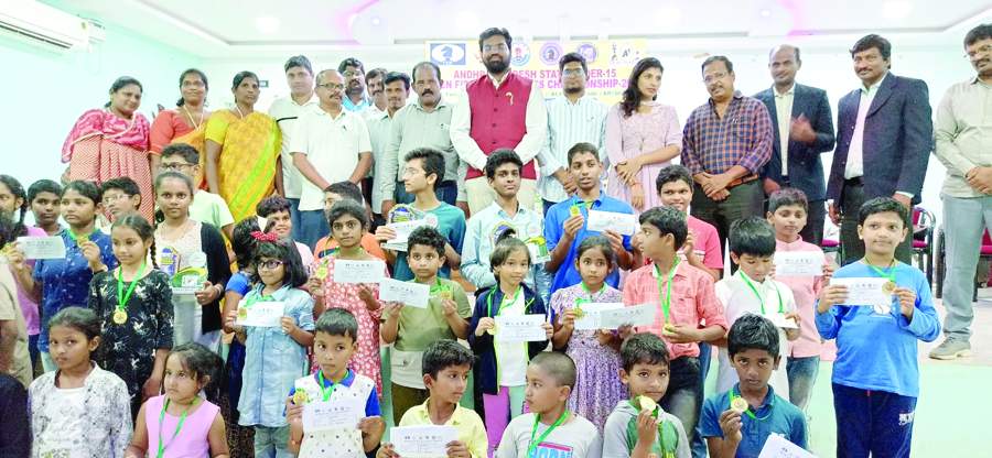  రాష్ట్రస్థాయి చెస్‌ పోటీల్లో పాల్గొన్న విద్యార్థులతో అతిథులు