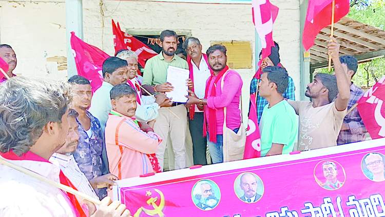   పోస్టర్లను విడుదల చేస్తున్న సిపిఎం నాయకులు