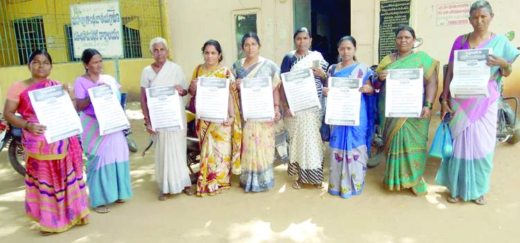   'చలో విజయవాడ' పోస్టర్లను విడదుల చేస్తున్న సిఐటియు నాయకురాళ్లు