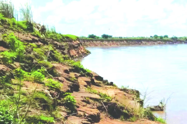 నదీ గర్భంలోకి లంక భూములు