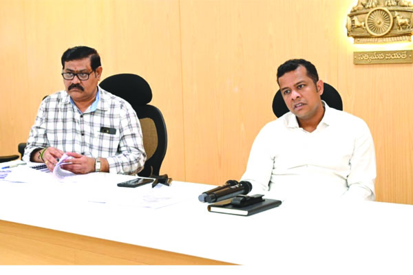 ఓటర్ల జాబితా సవరణపై కలెక్టర్‌ సమీక్ష