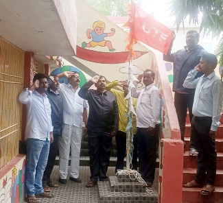  జెండాను ఆవిష్కరిస్తున్న యుటిఎఫ్‌ నాయకులు