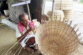 - కష్ణ, వ్యాపారస్తుడు, రాయచోటి.బుట్ట అల్లుతున్న వృద్ధుడు