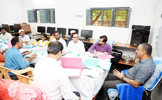 సమావేశంలో మాట్లాడుతున్న కలెక్టర్‌ గిరీష