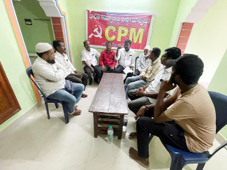 .రౌండ్‌ టేబుల్‌ సమావేశంలో మాట్లాడుతున్న శ్రీనివాసులు