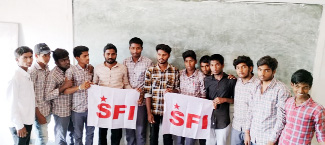 మాట్లాడుతున్న ఎస్‌ఎఫ్‌ఐ జిల్లా కార్యదర్శి నరసింహ