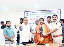 ఎం.వెంకటేషన్‌ను సన్మానిస్తున్న కలెక్టర్‌, ఎస్‌పి, 