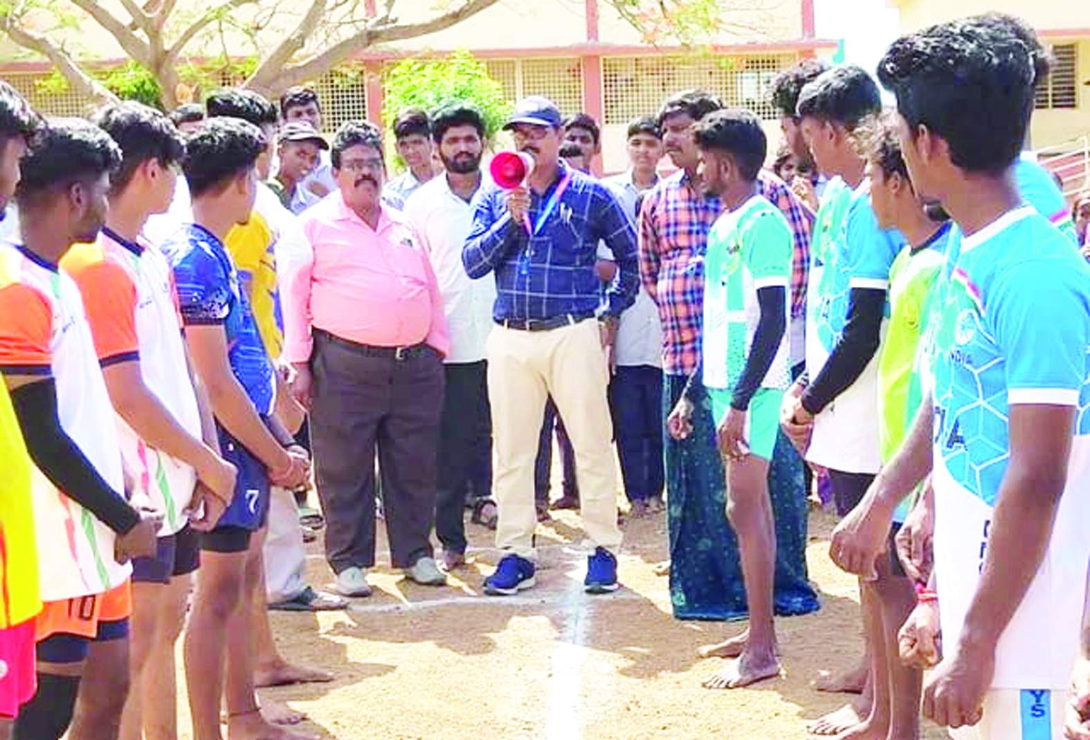 కబడ్డీ పోటీలను ప్రారంభిస్తున్న అతిథులు