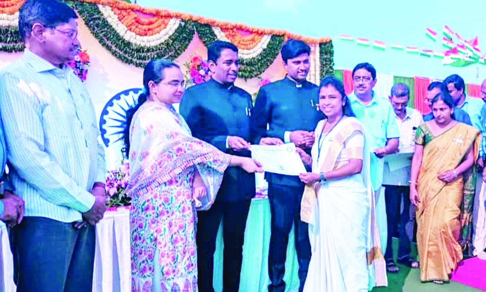 విజయవాడలో అవార్డు అందుకుంటున్న ఎఎన్‌ఎం విజయలక్ష్మి