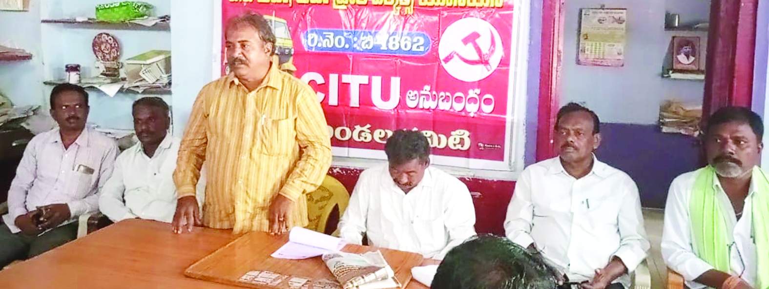 మాట్లాడుతున్న నాయకులు