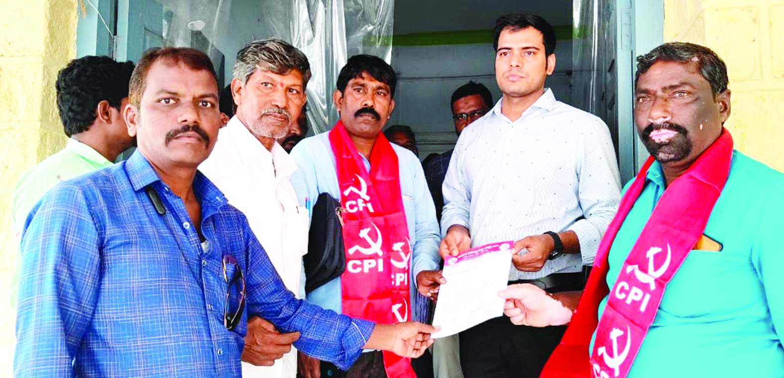 సబ్‌ కలెక్టర్‌ అభిషేక్‌ కుమార్‌కు వినతిపత్రం ఇస్తున్న నాయకులు