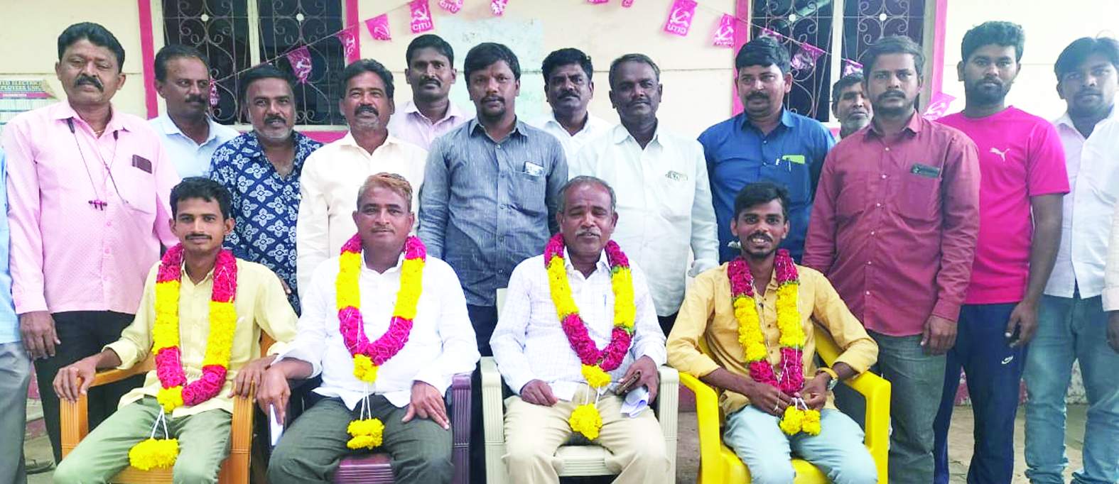 పూలమాలలు వేసి సన్మానిస్తున్న నాయకులు