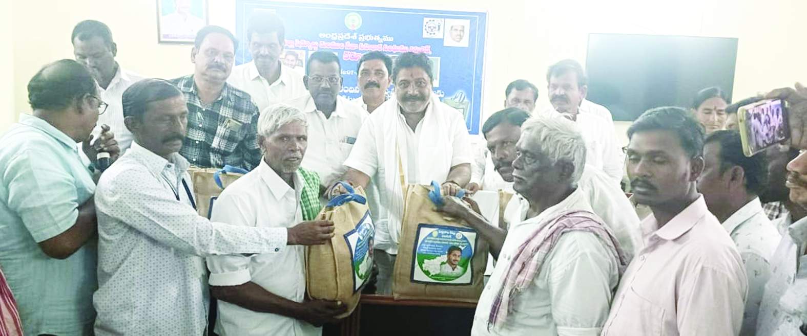 రైతులకు నవధాన్యాల కిట్టు అందిస్తున్న ఎమ్మెల్యే సాయిప్రసాద్‌ రెడ్డి