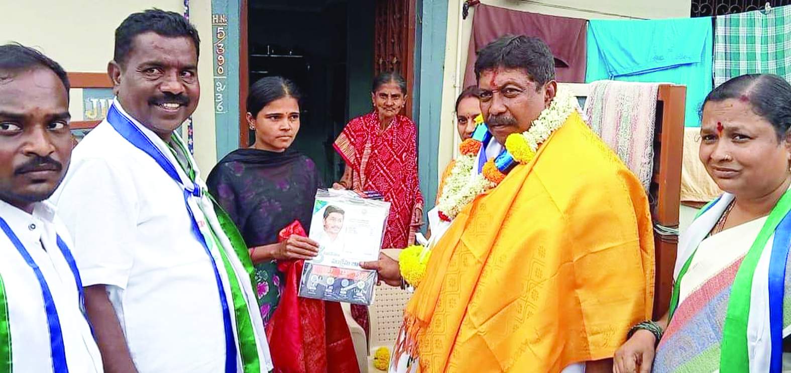 సమస్యలు తెలుసుకుంటున్న ఎమ్మెల్యే సాయి ప్రసాద్‌ రెడ్డి