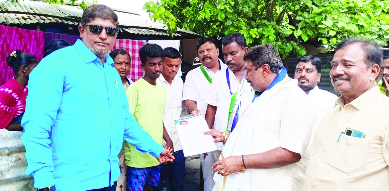 ప్రజా సమస్యలు తెలుసుకుంటున్న ఎమ్మెల్యే సాయిప్రసాద్‌ రెడ్డి