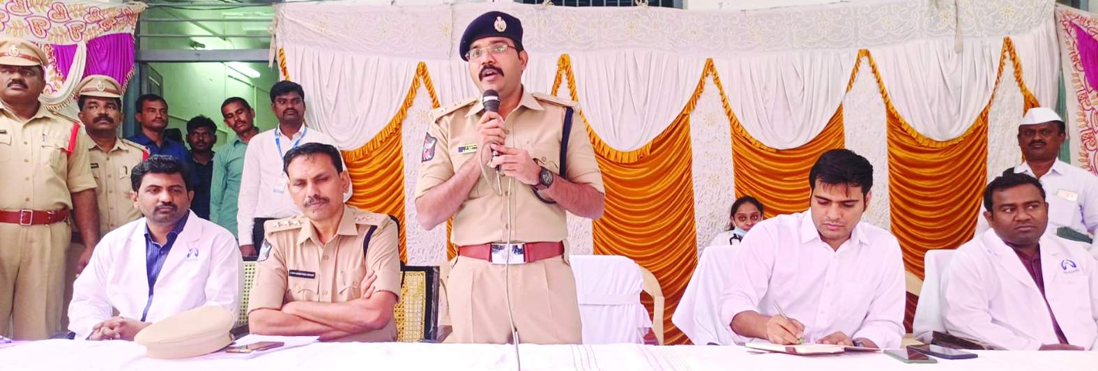 హెల్త్‌ క్యాంపులో మాట్లాడుతున్న ఎస్పీ కృష్ణకాంత్‌