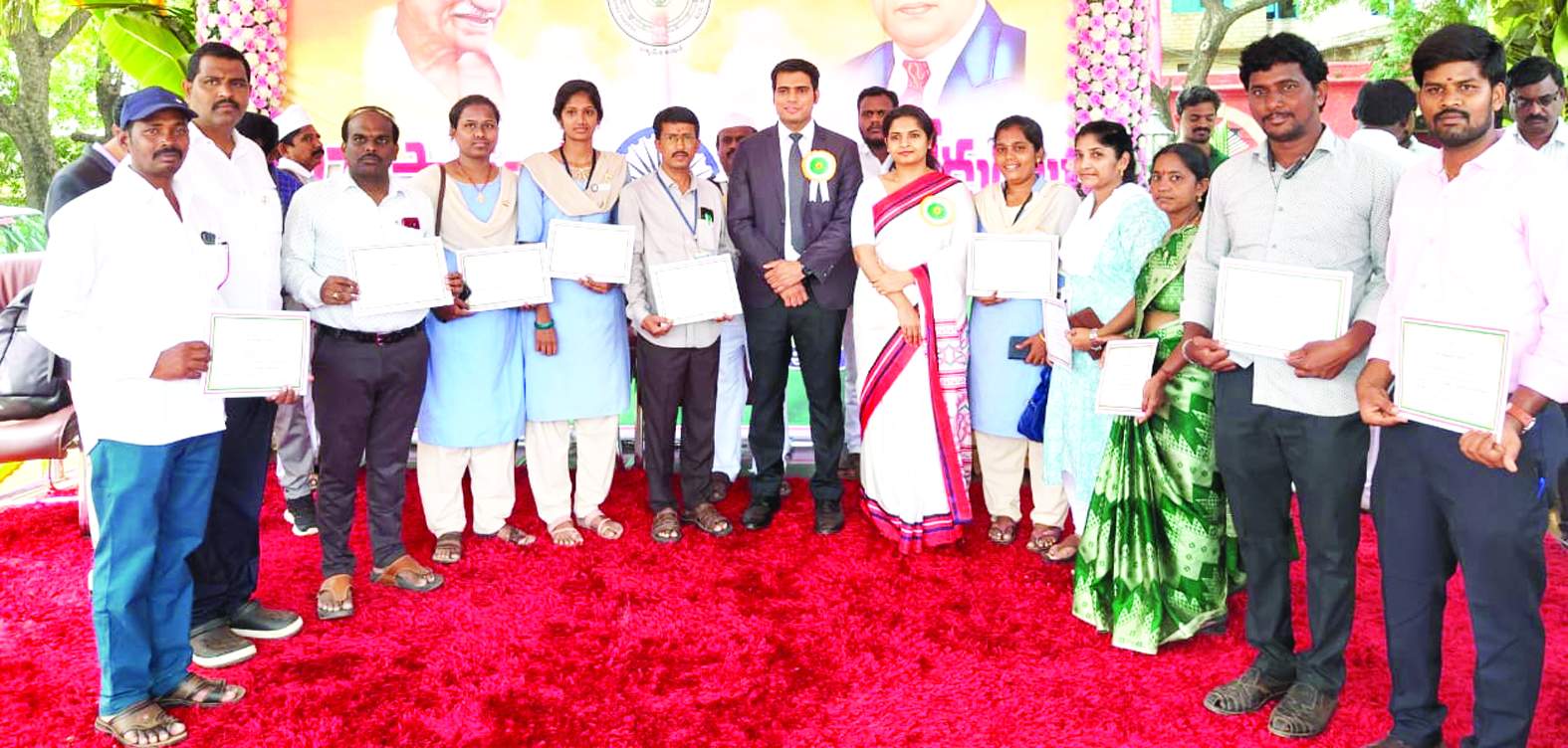 అవార్డు తీసుకున్న వారితో సబ్‌ కలెక్టర్‌ అభిషేక్‌ కుమార్‌