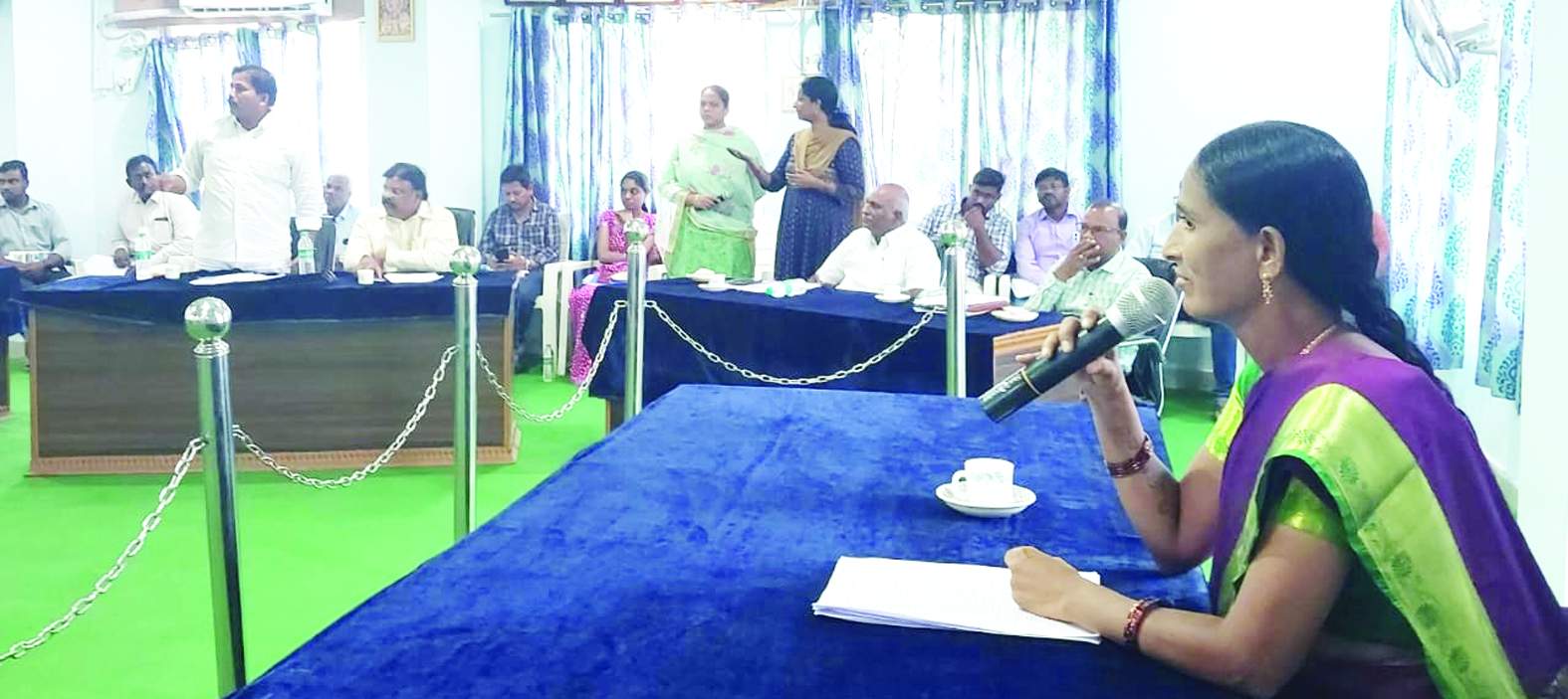 సమావేశంలో మాట్లాడుతున్న ఛైర్మన్‌ శాంత