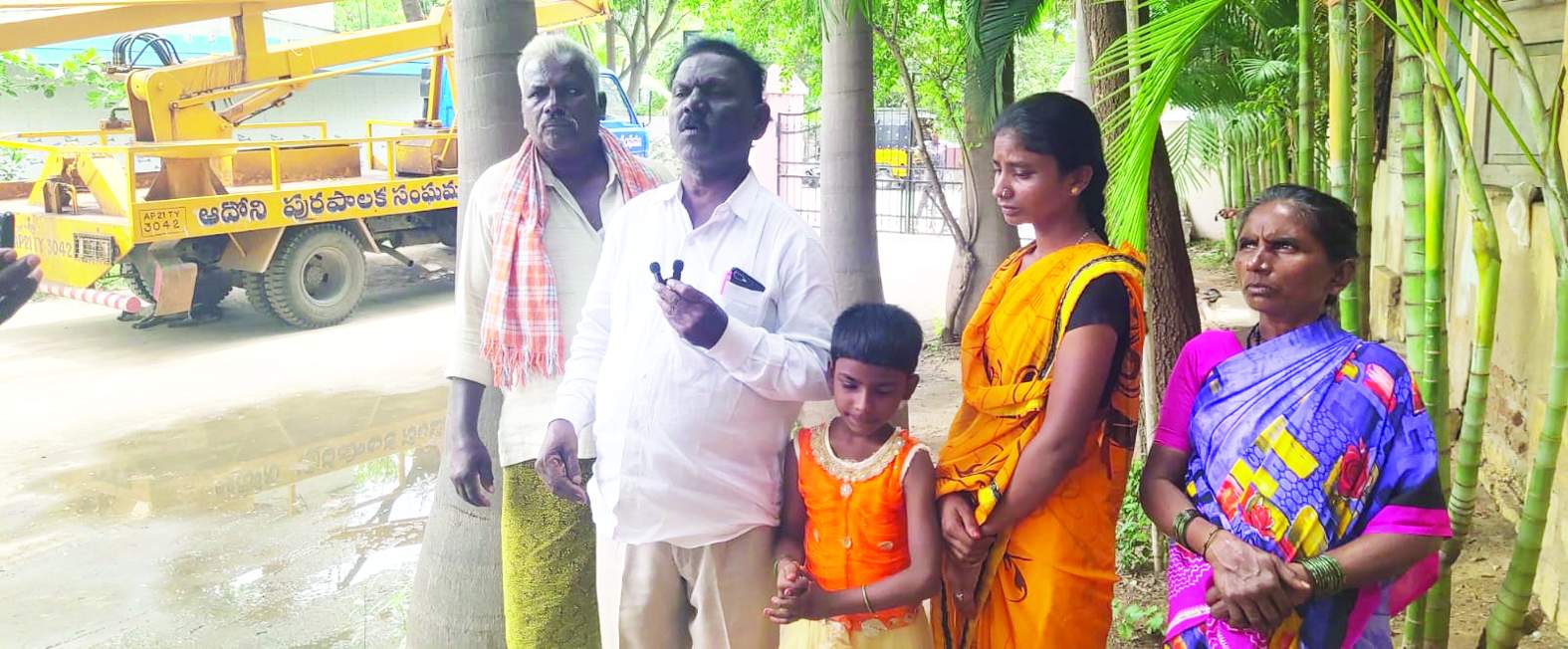 న్యాయం చేయాలని కోరుతున్న దళిత వితంతు మహిళ