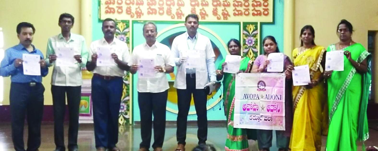 కరపత్రాలను విడుదల చేస్తున్న నిర్వాహకులు