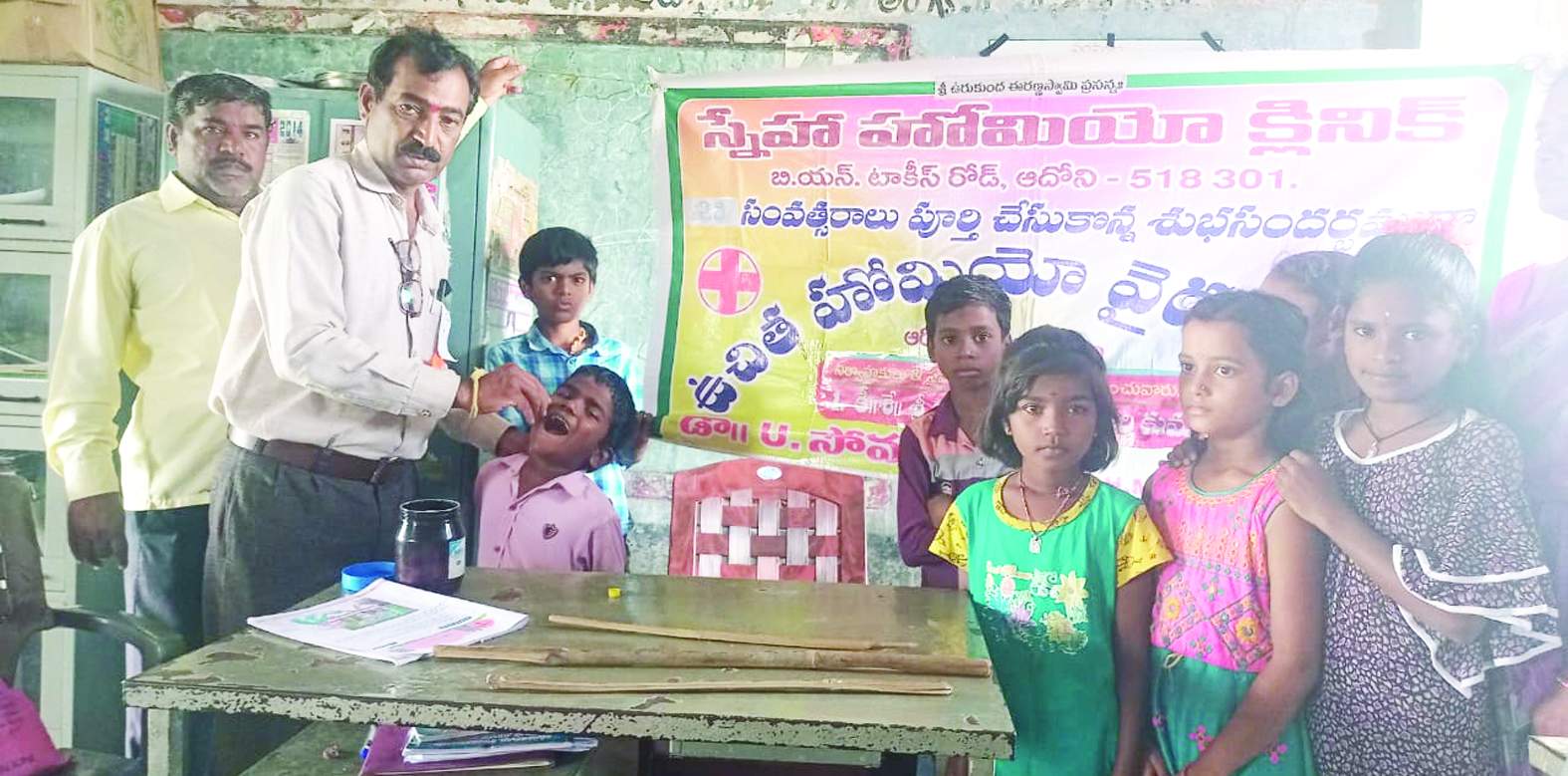 విద్యార్థులను పరీక్షించి మందులను పంపిణీ చేస్తున్న డాక్టర్‌ సోమశేఖర్‌