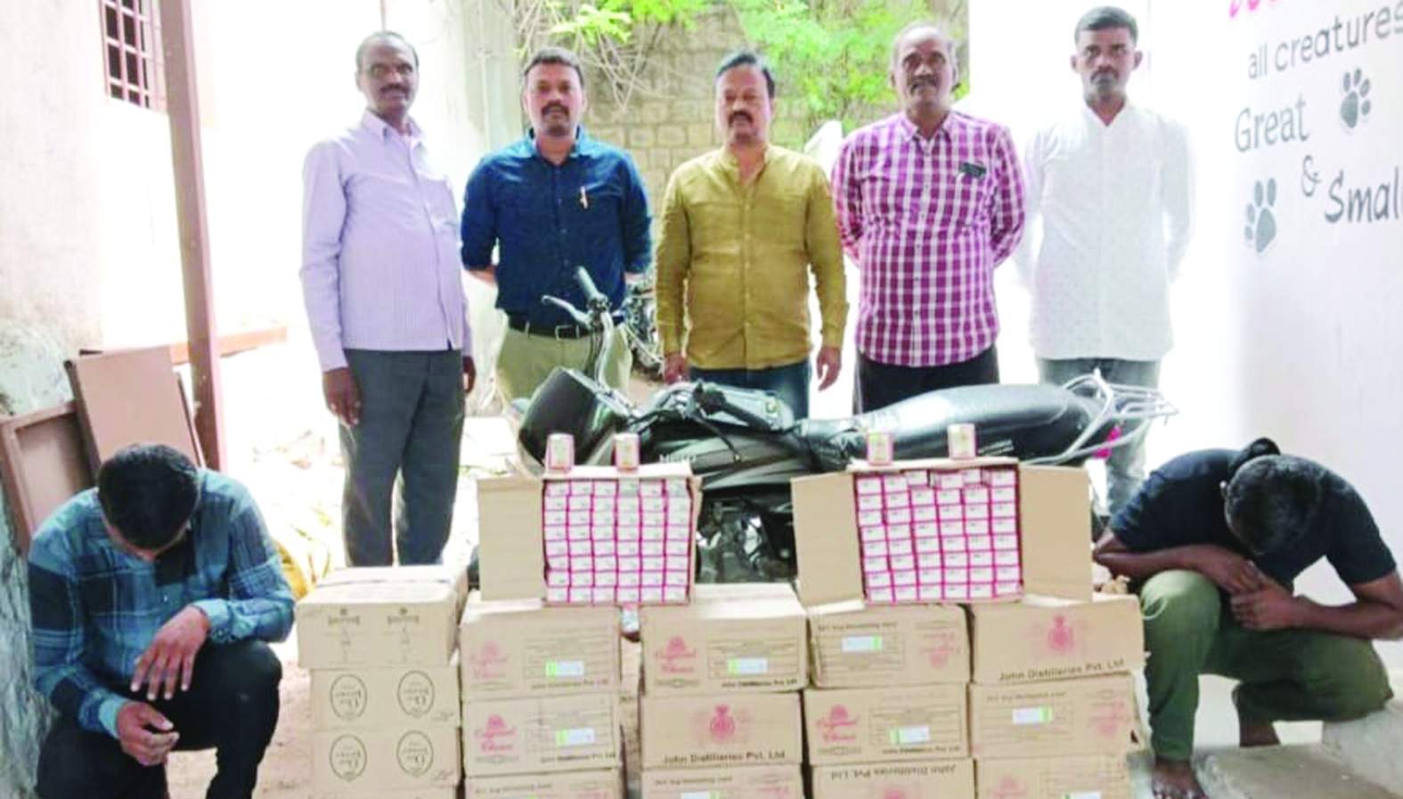 మద్యం, నిందితుని చూపుతున్న పోలీసులు