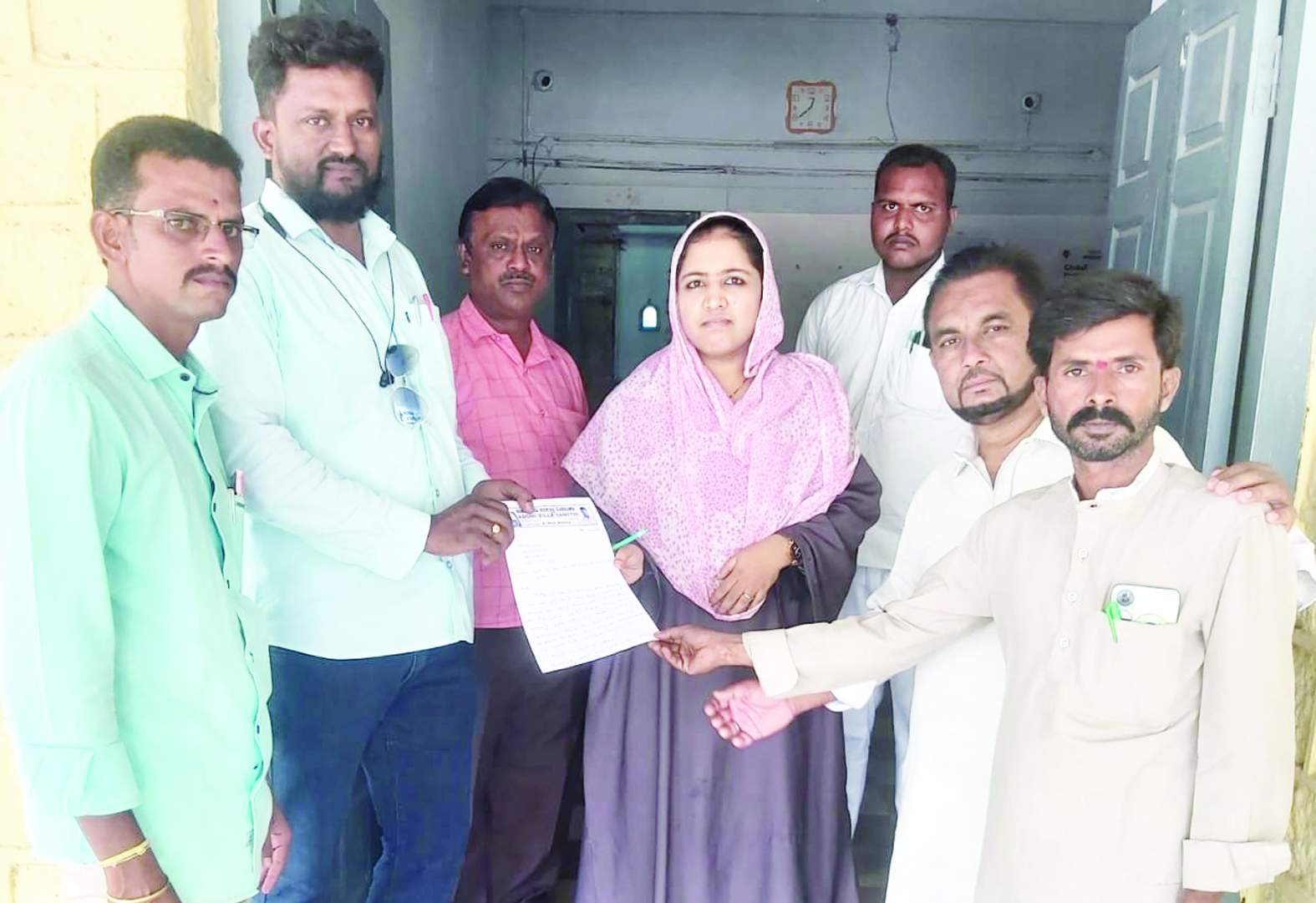 అధికారులకు వినతిపత్రం ఇస్తున్న నాయకులు