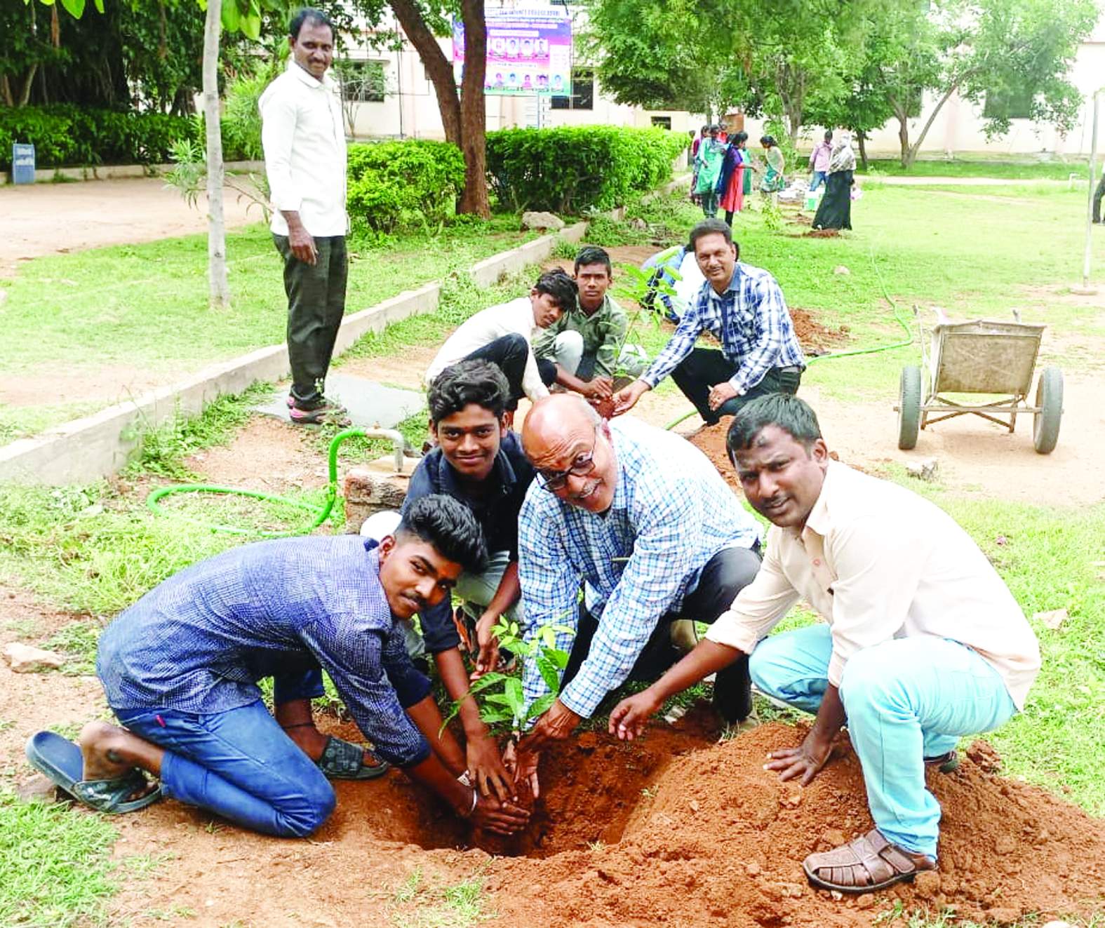 మొక్కలు నాటుతున్న ప్రిన్సిపల్‌ మురళీమోహన్‌