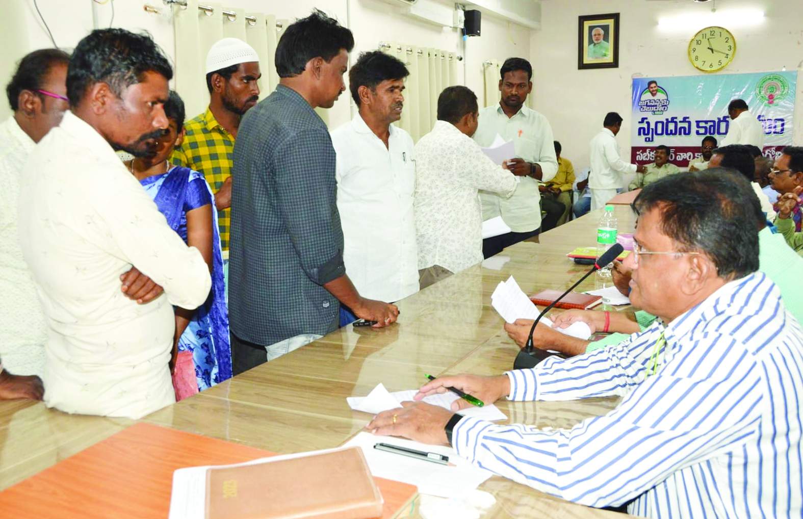 వినతులు స్వీకరిస్తున్న గోవింద్‌ సింగ్‌